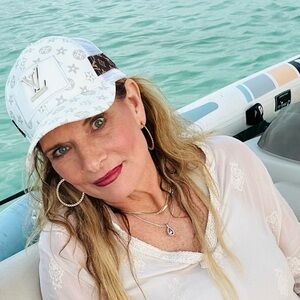 I’m a Southern Lady that believes we can all help each other & look for positive